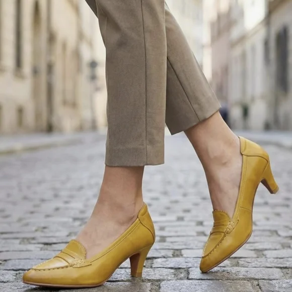 Women's Pointed Toe Leather Pumps - Picture 1 of 14